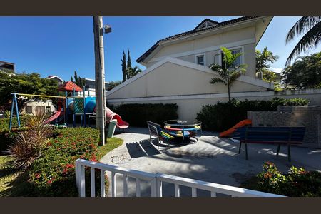 Casa de condomínio à venda com 273m², 4 quartos e 3 vagas Casa de condomínio à venda com 273m², 4 quartos e 3 vagasÁrea comum