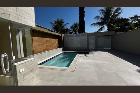 Casa de condomínio à venda com 273m², 4 quartos e 3 vagas Casa de condomínio à venda com 273m², 4 quartos e 3 vagasPiscina