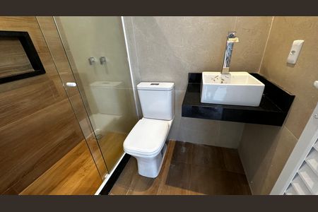 Casa de condomínio à venda com 273m², 4 quartos e 3 vagas Casa de condomínio à venda com 273m², 4 quartos e 3 vagasBanheiro de serviço