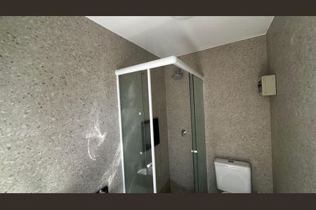 Casa de condomínio à venda com 273m², 4 quartos e 3 vagas Casa de condomínio à venda com 273m², 4 quartos e 3 vagasBanheiro externo