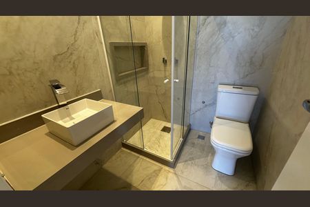 Casa de condomínio à venda com 273m², 4 quartos e 3 vagas Casa de condomínio à venda com 273m², 4 quartos e 3 vagasBanheiro da Suíte 3