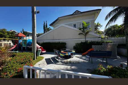 Casa de condomínio à venda com 273m², 4 quartos e 3 vagas Casa de condomínio à venda com 273m², 4 quartos e 3 vagasÁrea comum