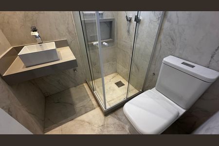 Casa de condomínio à venda com 273m², 4 quartos e 3 vagas Casa de condomínio à venda com 273m², 4 quartos e 3 vagasBanheiro da Suíte 2