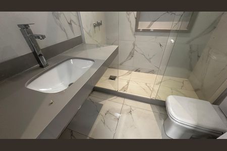 Casa de condomínio à venda com 273m², 4 quartos e 3 vagas Casa de condomínio à venda com 273m², 4 quartos e 3 vagasBanheiro da Suíte 4