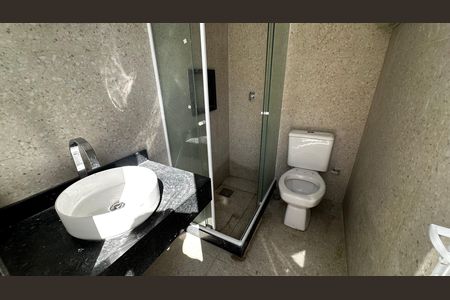 Casa de condomínio à venda com 273m², 4 quartos e 3 vagas Casa de condomínio à venda com 273m², 4 quartos e 3 vagasBanheiro externo