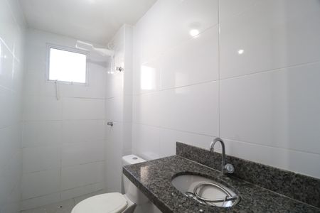 Banheiro Social de apartamento para alugar com 2 quartos, 61m² em Umuarama, Uberlândia