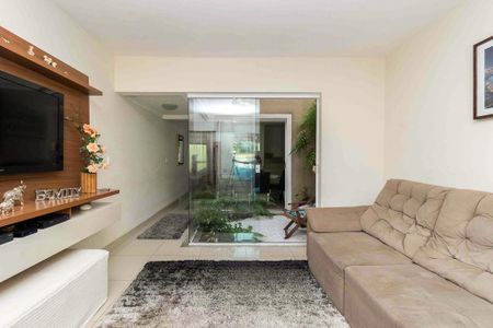 Casa à venda com 6 quartos, 200m² em Vila Regente Feijó, São Paulo