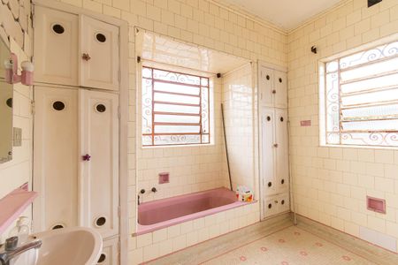 Casa para alugar com 300m², 3 quartos e 8 vagasBanheiro