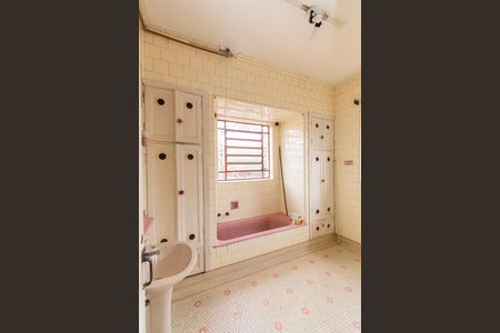 Casa para alugar com 300m², 3 quartos e 8 vagasBanheiro