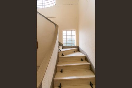 Casa para alugar com 300m², 3 quartos e 8 vagasEscada