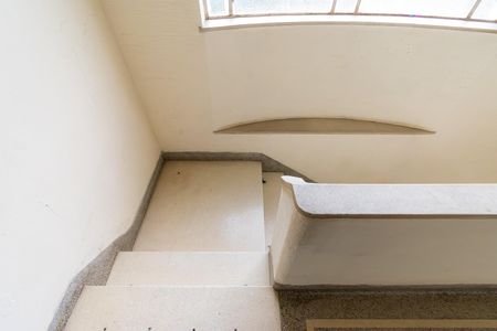 Casa para alugar com 300m², 3 quartos e 8 vagasEscada