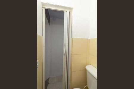 Banheiro social de casa para alugar com 1 quarto, 18m² em Conjunto Residencial José Bonifácio, São Paulo