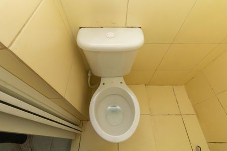 Banheiro social de casa para alugar com 1 quarto, 18m² em Conjunto Residencial José Bonifácio, São Paulo