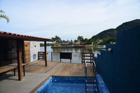 Casa de condomínio à venda com 400m², 6 quartos e 2 vagas Casa de condomínio à venda com 400m², 6 quartos e 2 vagasDeck
