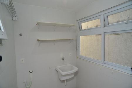 Casa de condomínio à venda com 400m², 6 quartos e 2 vagas Casa de condomínio à venda com 400m², 6 quartos e 2 vagasÁrea de Serviço