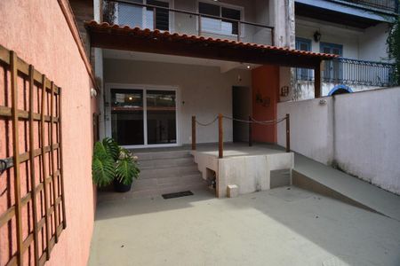 Casa de condomínio à venda com 400m², 6 quartos e 2 vagas Casa de condomínio à venda com 400m², 6 quartos e 2 vagasFachada