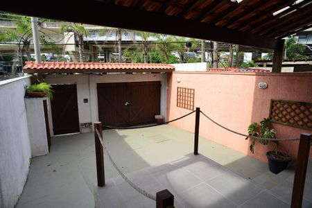 Casa de condomínio à venda com 400m², 6 quartos e 2 vagas Casa de condomínio à venda com 400m², 6 quartos e 2 vagasFachada