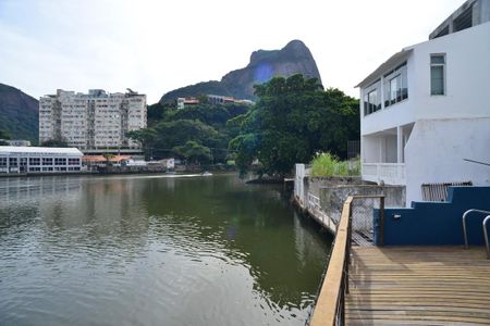 Casa de condomínio à venda com 400m², 6 quartos e 2 vagas Casa de condomínio à venda com 400m², 6 quartos e 2 vagasDeck