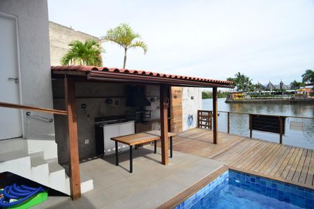 Casa de condomínio à venda com 400m², 6 quartos e 2 vagas Casa de condomínio à venda com 400m², 6 quartos e 2 vagasDeck