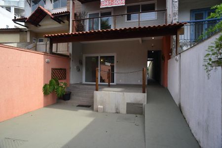 Casa de condomínio à venda com 400m², 6 quartos e 2 vagas Casa de condomínio à venda com 400m², 6 quartos e 2 vagasFachada