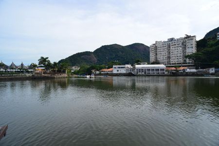 Casa de condomínio à venda com 400m², 6 quartos e 2 vagas Casa de condomínio à venda com 400m², 6 quartos e 2 vagasDeck