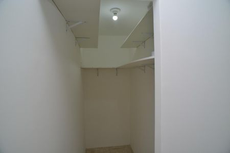 Casa de condomínio à venda com 400m², 6 quartos e 2 vagas Casa de condomínio à venda com 400m², 6 quartos e 2 vagasCloset