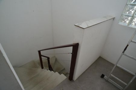 Casa de condomínio à venda com 400m², 6 quartos e 2 vagas Casa de condomínio à venda com 400m², 6 quartos e 2 vagasEscada de Acesso