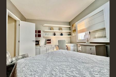 Apartamento à venda com 222m², 3 quartos e 3 vagas Apartamento à venda com 222m², 3 quartos e 3 vagasQuarto 1