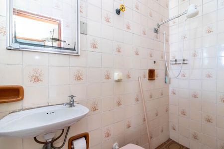 Casa à venda com 250m², 3 quartos e 5 vagas Casa à venda com 250m², 3 quartos e 5 vagasEdícula - Banheiro