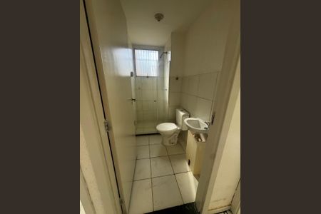 Banheiro de apartamento para alugar com 2 quartos, 40m² em Cosmos, Rio de Janeiro