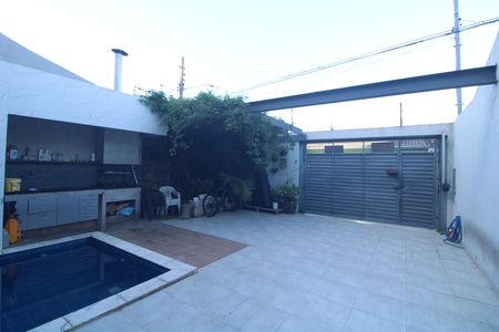 Casa à venda com 287m², 3 quartos e 3 vagasFrente da casa / piscina