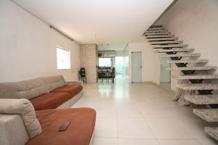 Sala de casa de condomínio para alugar com 2 quartos, 140m² em Tropical, Contagem
