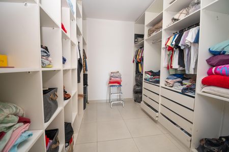 Casa de condomínio para alugar com 140m², 2 quartos e 2 vagasCloset da suíte