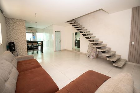 Sala de casa de condomínio para alugar com 2 quartos, 140m² em Tropical, Contagem