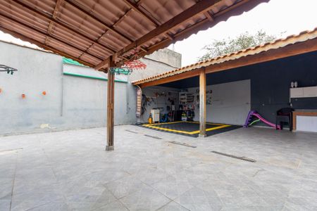 Casa à venda com 252m², 2 quartos e 8 vagasQuintal