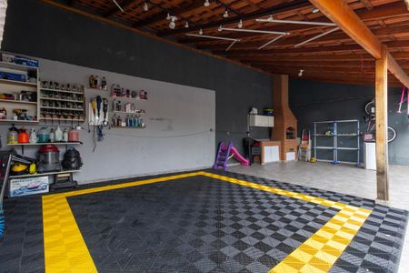 Casa à venda com 252m², 2 quartos e 8 vagasQuintal