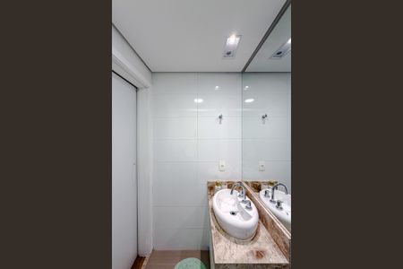 Apartamento à venda com 81m², 2 quartos e 3 vagasBanheiro da Suíte