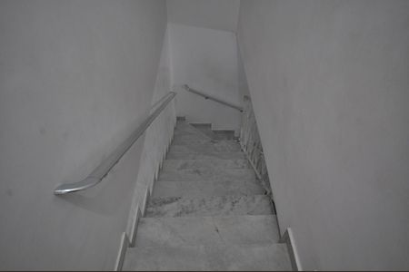 Casa para alugar com 120m², 2 quartos e 2 vagasEscada