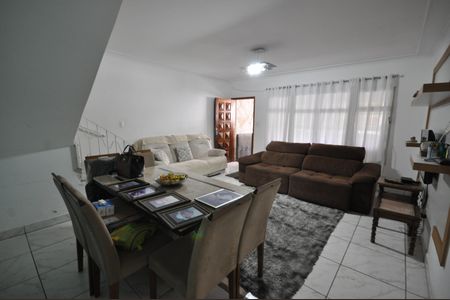 Casa para alugar com 120m², 2 quartos e 2 vagasSala