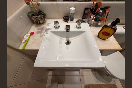 Apartamento à venda com 107m², 4 quartos e 2 vagas Apartamento à venda com 107m², 4 quartos e 2 vagasBanheiro Social