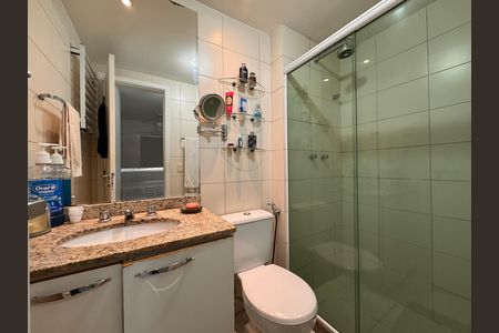 Apartamento à venda com 107m², 4 quartos e 2 vagas Apartamento à venda com 107m², 4 quartos e 2 vagasBanheiro da Suíte