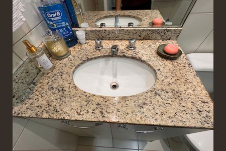 Apartamento à venda com 107m², 4 quartos e 2 vagas Apartamento à venda com 107m², 4 quartos e 2 vagasBanheiro da Suíte