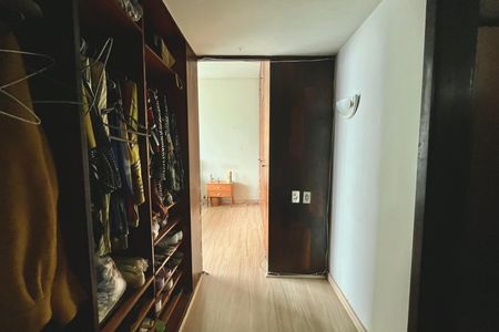 Apartamento à venda com 197m², 3 quartos e 1 vaga Apartamento à venda com 197m², 3 quartos e 1 vagaCloset da suíte