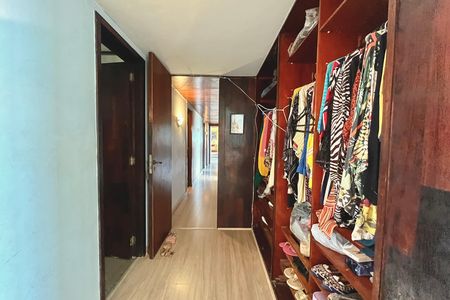 Apartamento à venda com 197m², 3 quartos e 1 vaga Apartamento à venda com 197m², 3 quartos e 1 vagaCloset da suíte