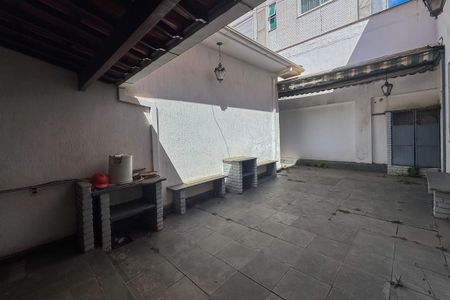Casa à venda com 230m², 4 quartos e 4 vagas