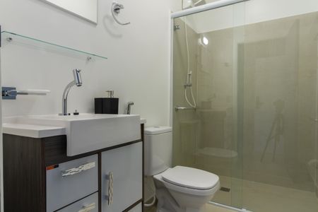 Banheiro de kitnet/studio para alugar com 1 quarto, 15m² em Jardim Aeroporto, São Paulo