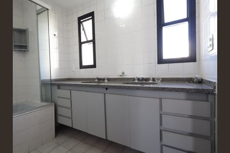 Apartamento para alugar com 166m², 3 quartos e 3 vagasBanheiro da Suíte