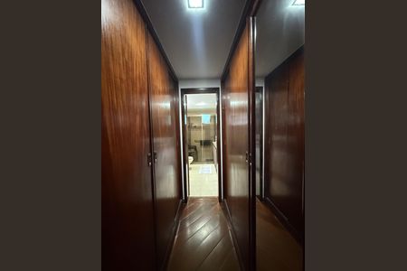 Apartamento à venda com 190m², 3 quartos e 3 vagas Apartamento à venda com 190m², 3 quartos e 3 vagasCloset
