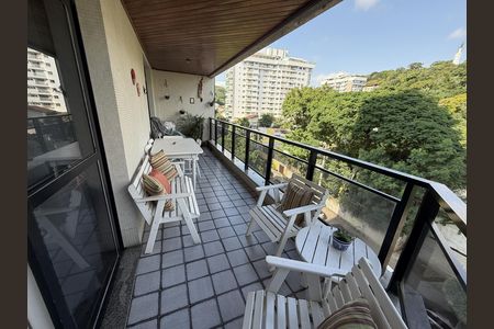 Apartamento à venda com 190m², 3 quartos e 3 vagas Apartamento à venda com 190m², 3 quartos e 3 vagasVaranda