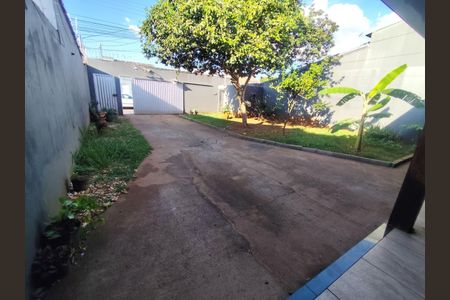Área externa de casa para alugar com 2 quartos, 200m² em Jardim Patricia, Uberlândia